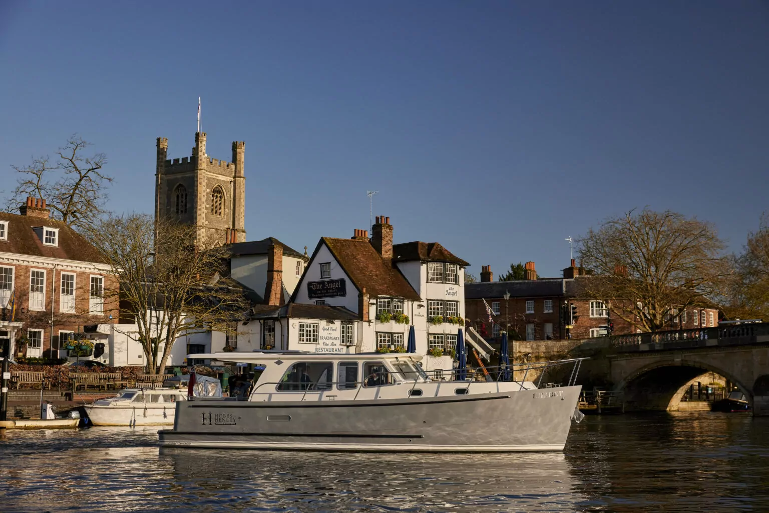 river-cruises-boat-hire-on-the-thames-hobbs-of-henley